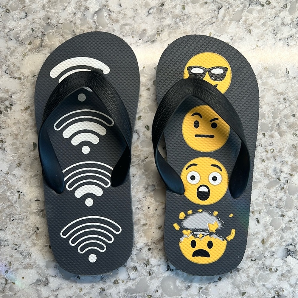 NWT The Children’s Place Emoji WiFi Flip Flops • Size 1/2 Youth • Black
